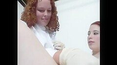 A göndörhajú nőgyógyász kinyalja a fiatal páciensét Thumb